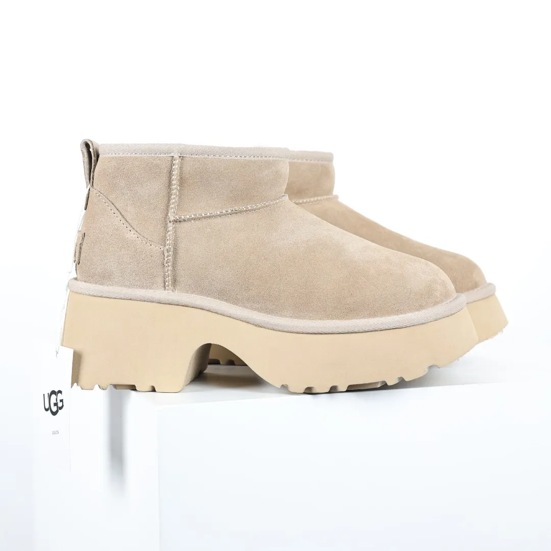 Pick up locally 💰600 Core recommended good price It is a very suitable choice for home furnishings. In the new year, uug launched a series of styles, which are partial to the preferences of young consumers and have also moved to the forefront of fashion trends. Shoe body material: water-repellent coated suede upper, 17 mm UGGPURE™ implantable wool insole, lightweight non-slip and comfortable rubber outsole, with brand LOGO and trademark, with full packaging Size: 35 36 37 38 39 40